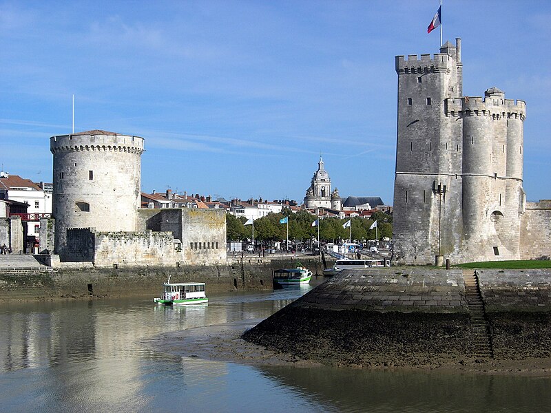 Vieux Port de La Rochelle, tours médiévales